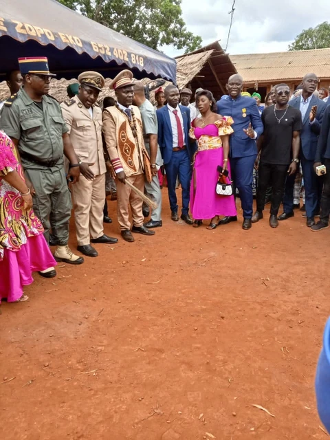 Gwómnɛ Dyâŋ nə  bwon ɗēn dɔ́k nə mibwon ɓīkīlɓīɗēn